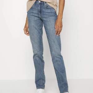 Lågmidjade jeans endast provade Säg till för privatabilder   Nypris 500kr