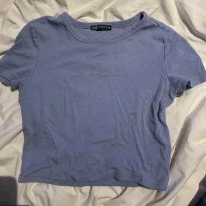 blå tshirt  - blå topp från zara, fint skick 