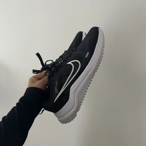 Nike downshifter 12 running shoes  - Skor från Nike, storlek 38, använda en gång. Som nya!! Säljes då jag har alldeles för många sneakers. Köpt för 599kr säljes för 300kr