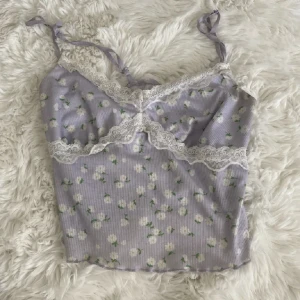 Gulligt linne - gullig topp som tyvärr inte kommer till någon använding, den är även i bra skick!