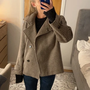 Arket jacka - Supersnygg, kort kappa ifrån Arket. Köpt förra hösten för 1700kr. I bra skicka utan skador. Skriv för fler bilder ☺️🩷