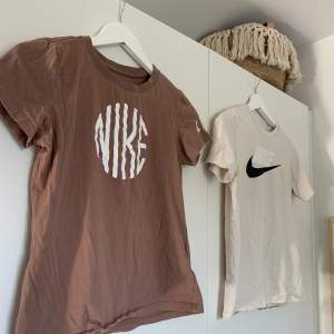 Säljer mina två tränings t-shirts från Nike då de inte kommer till användning. Kan köpas enskilt och tillsammans. Säljer den för 30 kr styck och 53 kr för båda 💗