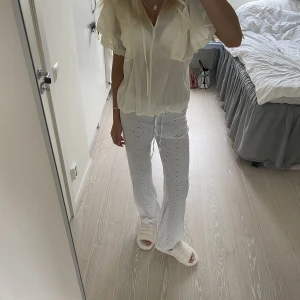 Byxor  - Såå söta hålbroderade byxor från pull & bear, köpta i paris i våras så tror tyvärr inte de finns kvar❤️ använda en gång 