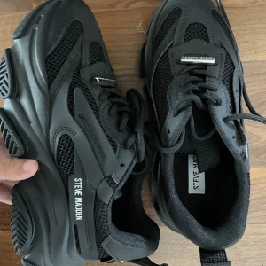 Steve Madden Skor - Storlek 37! Passar mig som har 38 också, nya knappt använda. Org pris 1359kr. Säljer för 1000kr, släpper billigare vid snabbare affär 🖤🖤🖤
