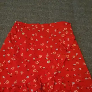 En söt kjol använt 3gånger super snygg på sommaren eller tillexempel utomlands! Skriv om du är intresserad eller har några funderingar🌸
