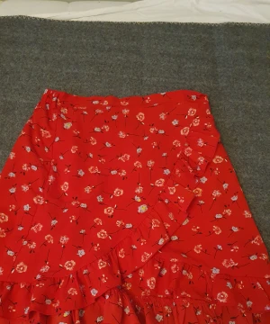 Sött kjol - En söt kjol använt 3gånger super snygg på sommaren eller tillexempel utomlands! Skriv om du är intresserad eller har några funderingar🌸