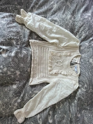 Virkad tröja från Zara - Virkad tröja köpt på Zara i Barcelona, jättegullig med många detaljer men jag säljer för att jag aldrig använder den och den känns lite kort i armarna, pris kan diskuteras💞 väldigt bra skick, endast använd 2 gånger 👍köpare står för frakt! 