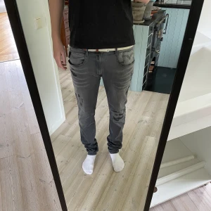 Replay jeans  - Ett par Replay jeans i modellen Anbass med storlek 36. Modellen har en slimfit passform. Näst intill oanvända.  Nypris 1800kr