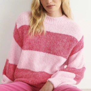 Stickad!! - Sååå fin stickad tröja, säljs då den inte kommer till användning. Sparsamt använd!✨✨