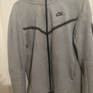 Tröja den är i ett jätte fint skick❤️ - Nike tech grå köpt från Nike butik 