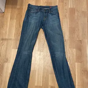 Vintage jeans, lite flaire. Low Rise och färg mörkblå Storlek: 25 Ordinarie pris 1500kr