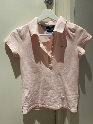 Piké - Ljusrosa piké från hilfiger i fint skick😍