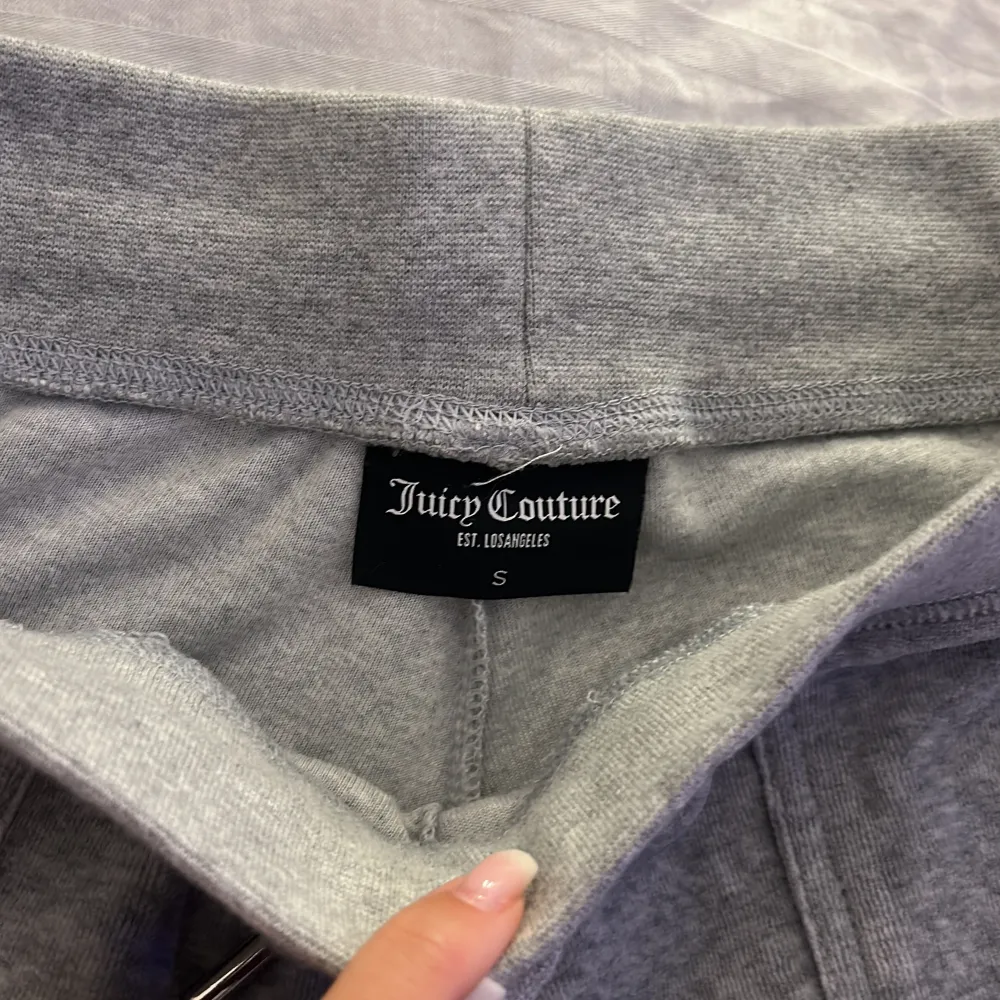 säljer dessa juicy byxor i storlek S! Knappt använda Max typ tre gånger. Jeans & Byxor.