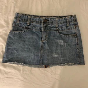 jeanskjol - as nice lågmidjad jeans kjol! står inte storlek men skulle säga 32/34