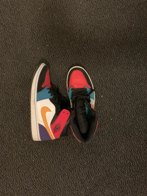 Jordan 1 - Köpte dessa för ett tag sen men använder inte. Näst intill oanvända. priset kan diskuteras. Box finns tyvärr inte. köpte på nike store. 