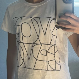 Tröja  - T-shorts köpt på MQ🩵