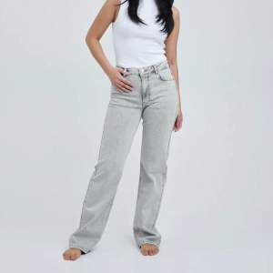 Bikbok jeans mid waist i stl w30l34. Använt dem tre gånger säljer pga ej passar mig🤷‍♀️  Köpt för 699kr o säljer för 300kr