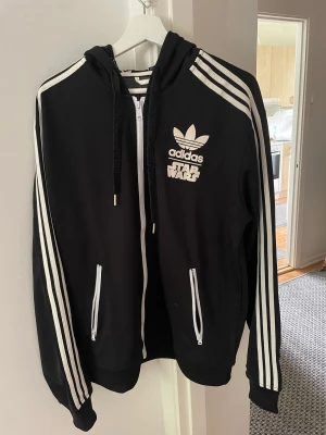 Adidas Hoodie -Star Wars  - 2XL men känns mer som XL Helt nyskick. Aldrig använd.  Nypris 1400kr Taggarna borttagna. Köpt för 2 år sen. 