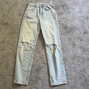 Blåa jeans - Fina jenas från Gina Tricot med hål vid knäna 🩵 jag är 165 cm  ungefär