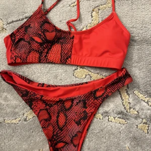 Ny bikini - Ny oanvänd bikini från SHEIN. M på överdelen och L på underdelen.