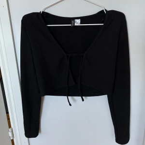 Svart Knyttopp - fin svart knyttopp från H&M divided 💞 passar xs/s