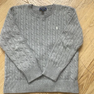 Ralph lauren tjocktröja - Denna trendiga tjock tröja i storlek L (men passar M) säljer jag nu. Äkta Ralph lauren. Super bra skick! Original pris är 1000/1500 men säljer för 499kr då den är köpt för rätt så länge sen på nk i sthlm. (Har tyvärr ej kvitto kvar) 