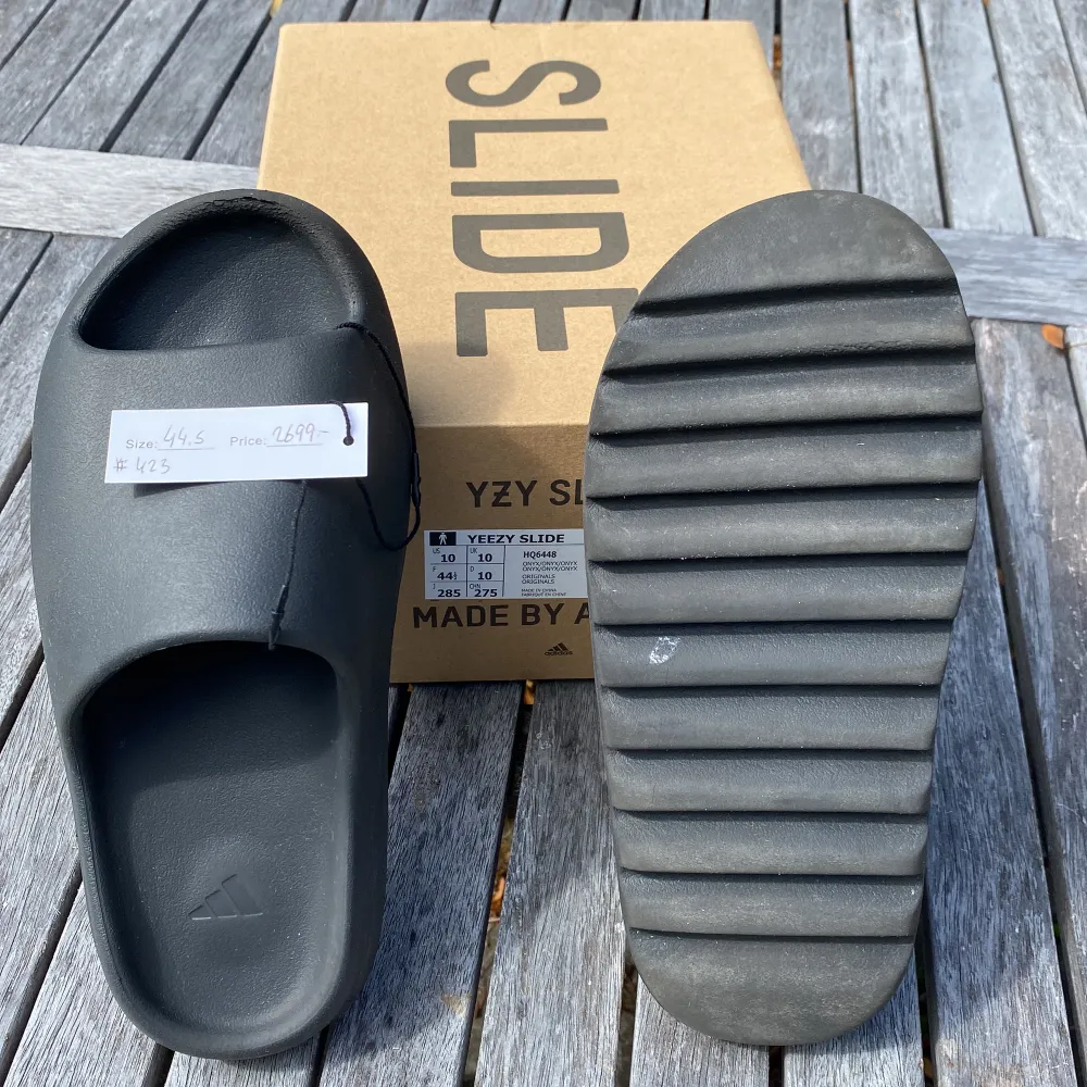 Säljer Mina Yeezy Slides Köpta Ifrån Kicks N Stuff.  Dom är lite använda, under sidan är lite smutsig. Inköpta för 2700kr  men säljer dom för 1000kr. Boxen är perfekt och inga skador. Priset kan så klart diskuteras! Dom passar som 43-42. Skor.