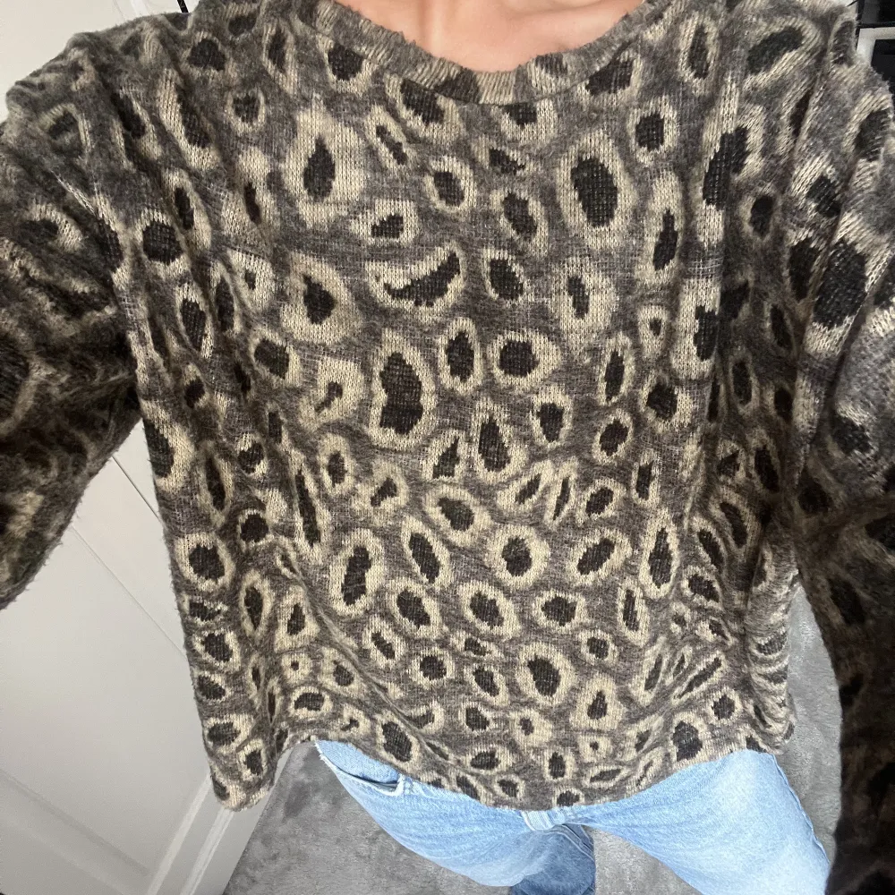 Så fin leopard tröja från zara! Perfekt nu till höst . Tröjor & Koftor.