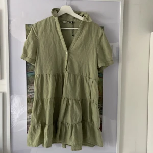Zara klänning  - Jätte söt zara klänning i bra skick.