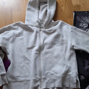 Huvtröja  - En vit huvtröja 