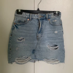 Jeans skjol - En snygg jeans kjol i bra skick från NewYorker. Skriv för fler bilder/info❤️