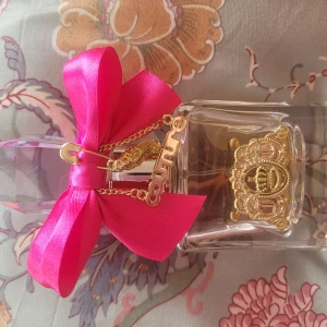Juicy Couture Viva la Juicy Eau De Parfum 50 ml - Parfymen är ganska använd, svepar du vidare så ser du hur mycket det är kvar i den. Ny pris 525, säljer 160 för den då hälften är kvar. Köparen står för frakten, postnord. Endast swish!. Bara seriöst om du SKA köpa, tack! Utöver det skriv inte om du osäke
