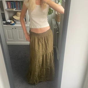 Långkjol❤️❤️ - Superfin Långkjol!! Storlek 42 men sitter perfekt lågmidjat på mig som har xs/s annars💓💓💓det är resår i midjan så passar de flesta storlekar!