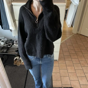 Svarta stickad tröja - Super mysig stickad tröja med dragkedja😍😍 Använd ett fåtal gånger men kommer inte till användning långre!