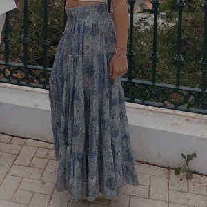 Lång kjol - Använd gärna köp nu💌Köptes utomlands men har aldrig använt sen jag kom hem och kommer nog häller inte att användas❣️ Jag är 170 och kjolen når nästan marken, man kan vika in kanten runt midjan så blir den lite kortare 💗 Köparen står för frakten! 