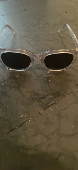 Montén m4 grå - Solglasögon från Montén, M4 grå, som jag köpte i början av sommaren och bara använt en gång pga fel storlek. Är därmed precis som nya. Nypris var 749 kr men jag säljer dem för 299kr.