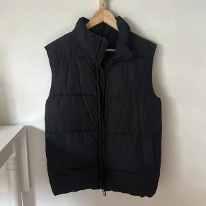 Dunväst  - Monki dunväst 200 kr , knappt använd! 