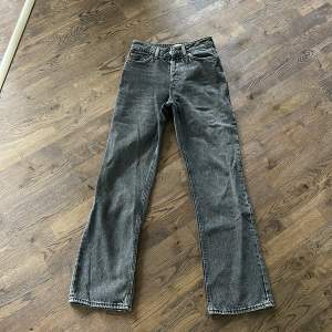 Säljer dessa jättesnygga jeans då dem tyvärr inte kommer till användning längre. Köparen står för frakten.