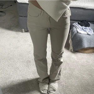 Hm Jeans  - Hej!! Säljer ett par sjukt snygga beiga jeans från Hm, med sån fin passform!! ❗️Första bilden är lånad❗️skriv gärna om du vill ha egna bilder eller om du har några funderingar❤️❤️❤️