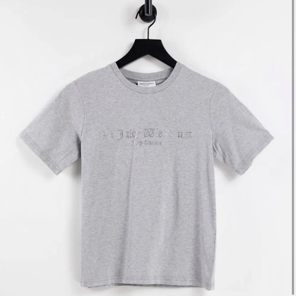 Söt t-shirt från juicy couture med glitter text. Den är i storlek L men skulle säga att den sitter mer som M. Tröjan är näst intill oanvänd och köptes för 379kr o säljs för 150kr +frakt💕. T-shirts.