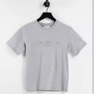 Söt t-shirt från juicy couture med glitter text. Den är i storlek L men skulle säga att den sitter mer som M. Tröjan är näst intill oanvänd och köptes för 379kr o säljs för 150kr +frakt💕