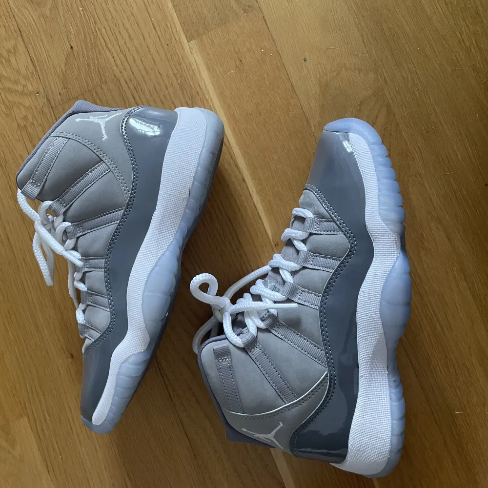 Jordan 11 cool grey i storlek 36. Kommer med orginallåda. Kvitto finns, köpta från SNKRS . Skor.