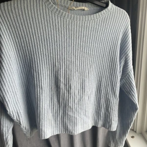 Fin tröja - Fin ljusblå stickad tröja