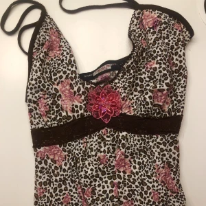 Gulligt linne - Sött linne/topp med blommor på. Passar storlek L och M. Skriv vid frågor!🫶🏻