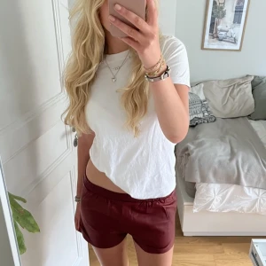 Shorts - Säljer dessa coola röda läder shorts från hm, som inte längre finns i butik!💗 använd endast fåtal gånger 