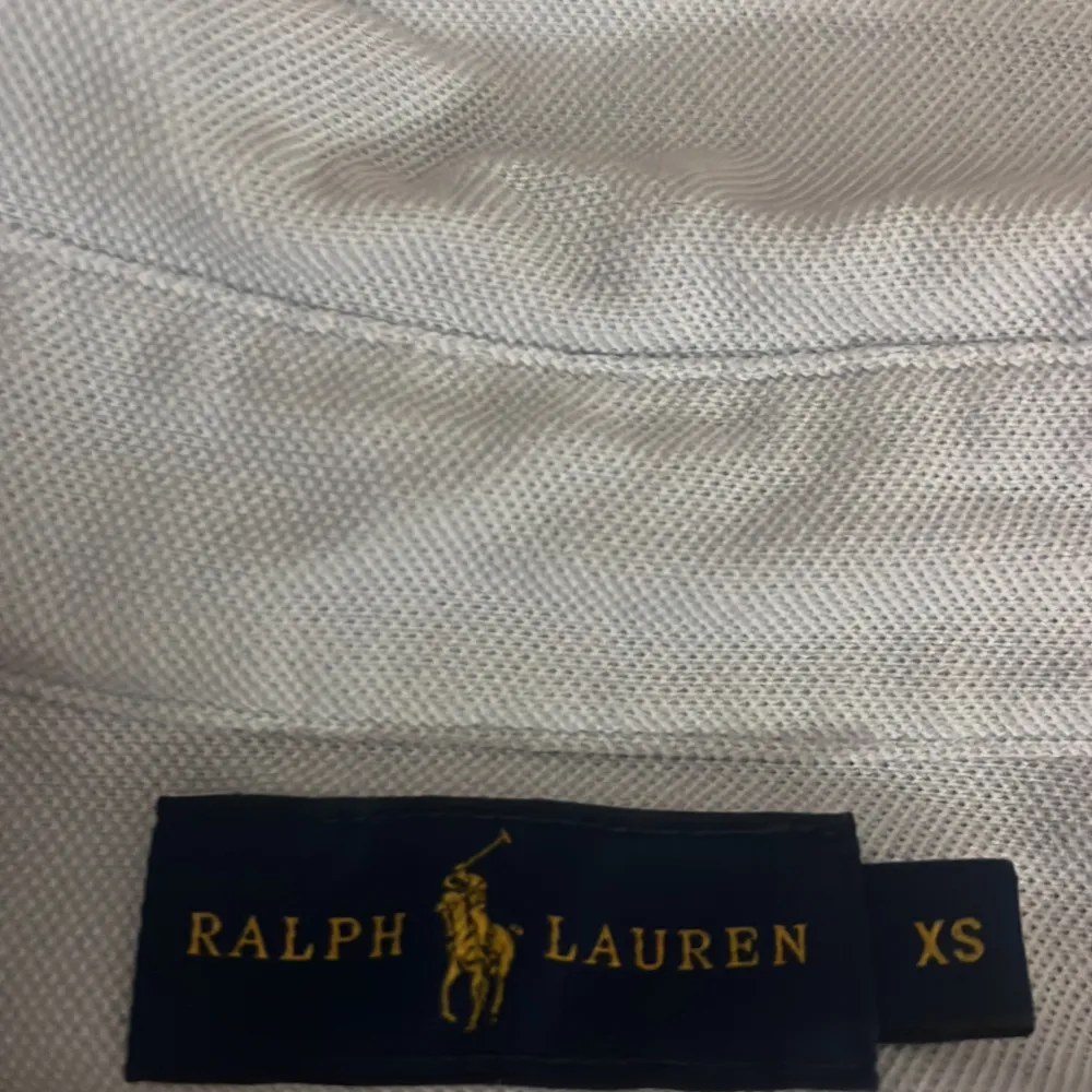 Säljer min Ralph Lauren kofta i färgen ljus blå💙tvättas innan köp! Skriv för mer bilder eller intresse💙. Tröjor & Koftor.
