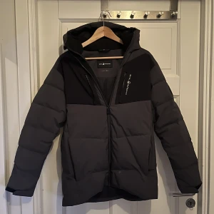 Sail racing jacka - Sail racing antarctica jacka. Perfekt vinterjacka! Den är i barn storlek 170 motsvarar S. Jätte fint skick bara en liten defekt som knappt syns. 9/10 skick