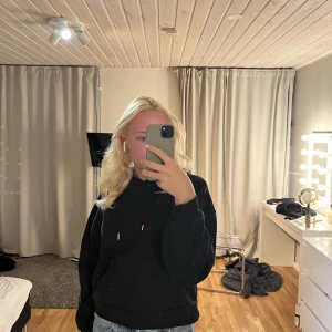 Svart Hoodie  - Svart hoodie från Lindex i stolek XS/S