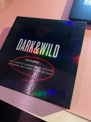 BTS album Dark & Wild - Dark & Wild album. Fint skick. Fler bilder kan skickas.  Pc kan säljas för +100kr
