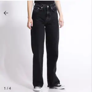 Säljer ett par jeans eftersom dom var för lång i benen för mig, endast provade! Kom med bud om pris
